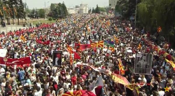 100 bini aşkın kişi başbakanlık binasına yürüdü