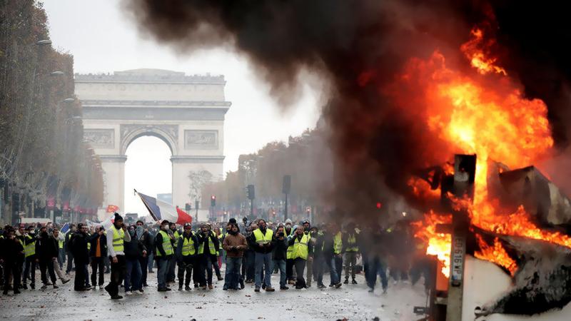 Fransa'da sular durulmuyor: Polisten biber gazlı müdahale!