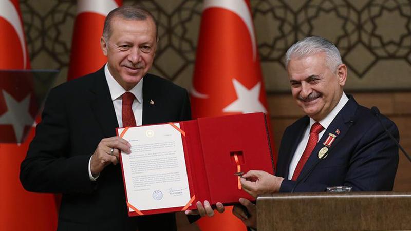 Erdoğan, son Başbakan Yıldırım'a madalya taktı: Bazıları gibi yoldan çıkmadı