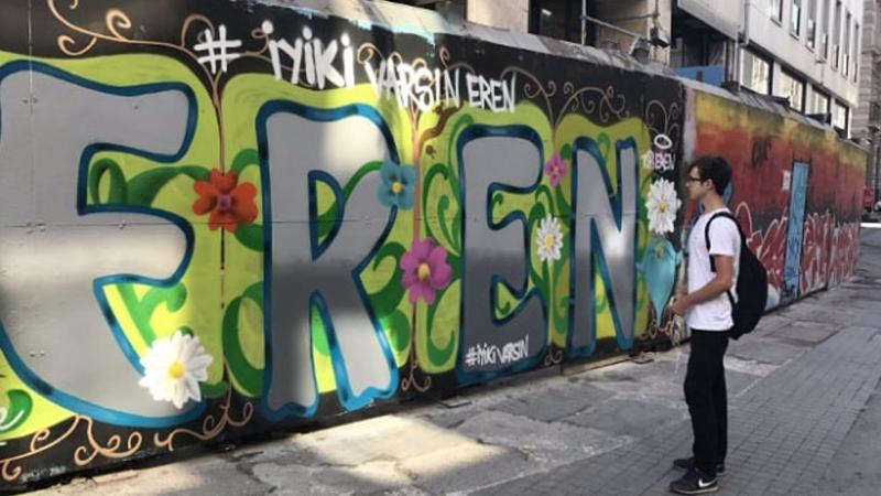 İstiklal Caddesi'nde 'İyi ki varsın Eren' grafitisi