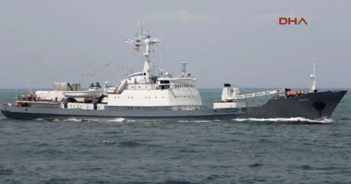 Karadeniz'de Rus askeri gemisi ile kargo gemisi çarpıştı!