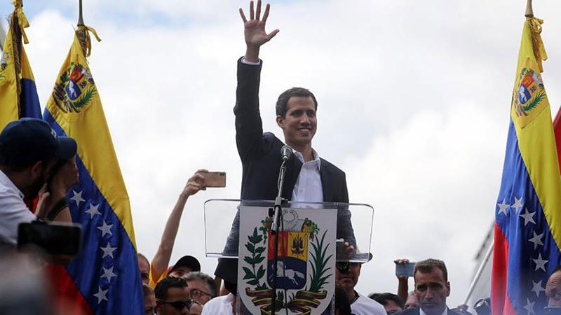 Venezuela'da Guaido kendini devlet başkanı ilan etti