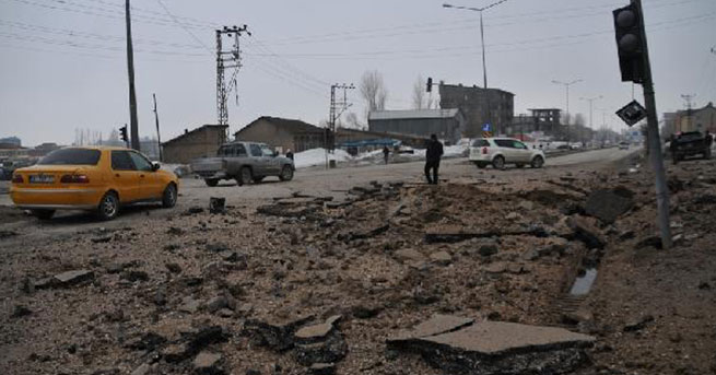 Yüksekova'da zırhlı polis aracına bombalı saldırı