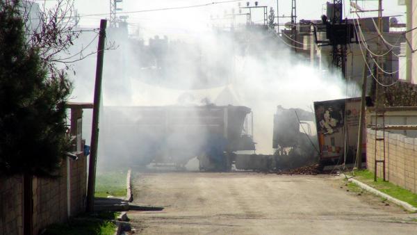 Nusaybin'de yol kesen PKK'lılar araçları yaktı