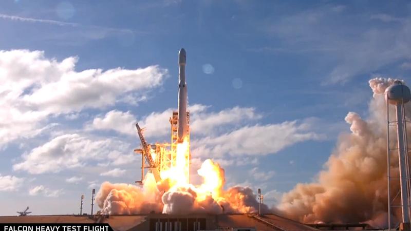 SpaceX dünyanın en güçlü roketi Falcon Heavy'i uzaya gönderdi