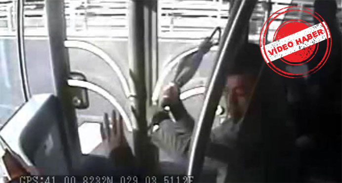 İşte metrobüs şoförüne şemsiyeyle saldırı anı!