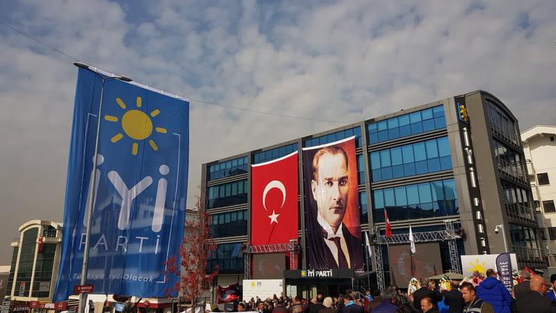 İYİ Parti'de kritik istifa