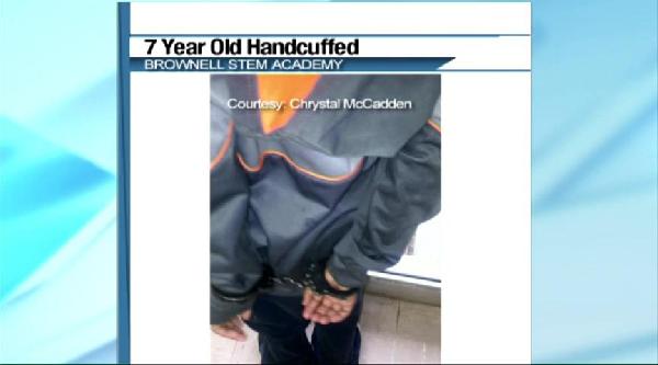 ABD polisinden 7 yaşındaki çocuğa ters kelepçe