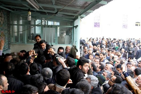Ahmedinejad'a taziyede büyük ilgi