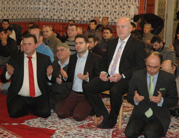 Alman Belediye Başkanı camide el açıp dua etti