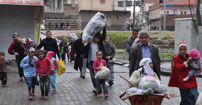 Çatışmaların sürdüğü Cizre'den vatandaşlar kaçıyor