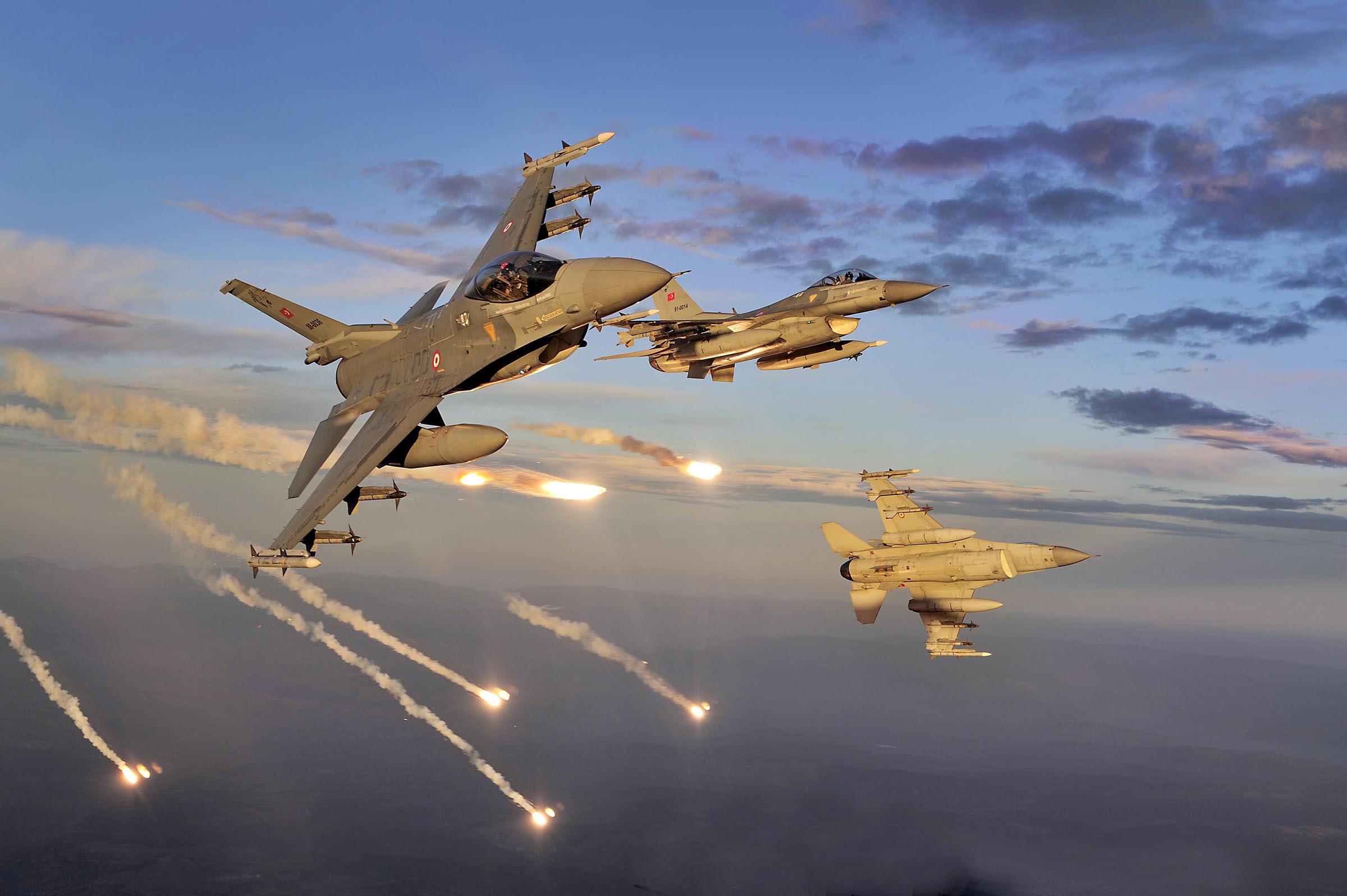 Fransız uçakları IŞİD'in merkezi Rakka'yı bombaladı