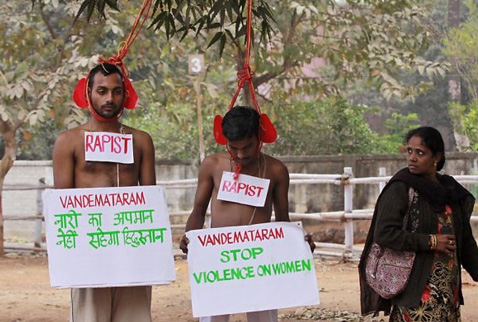 Hindistan'da tecavüz suçlularına cezalarını kadınlar veriyor.