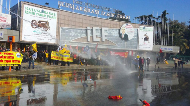 İzmir'de 'boykot yürüyüşü'ne polis müdahelesi