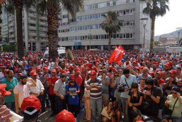 İzmir'de toplu sözleşmede anlaşma olmayınca işçiler Büyükşehir Belediyesi'ne yürüdü