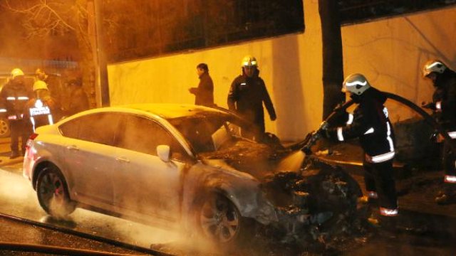 Okmeydanı'nda 5 araç yakıldı