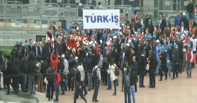 TÜRK-İŞ korteji Taksim'de