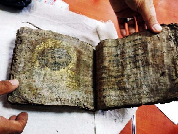 Tokat'ta bin yıllık altın varaklı İncil ele geçirildi
