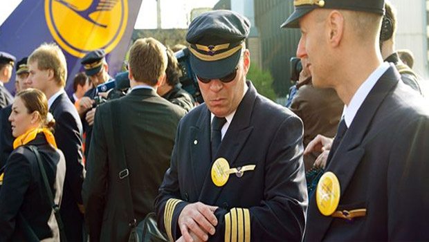 Törende Lufthansa pilotlarına üniforma yasağı