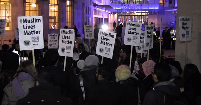 Yüzlerce Müslüman BBC önünde toplandı